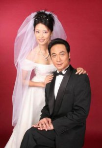 ​吴镇宇老婆，男明星没有眉毛(长得像吴镇宇的演员)