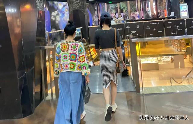 盘点各种女明星的露脐装（这7位女星一个比一个爱秀身材）(10)