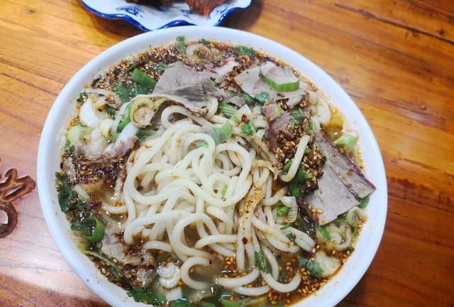 郏县美食，饸饹面有两个流派，郏县饸饹面和获嘉饸饹面，到底哪个是正宗的呢？图2