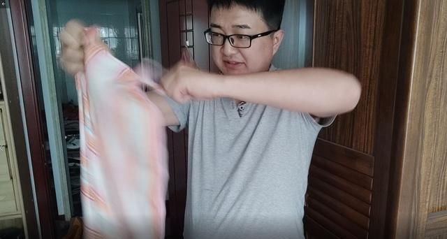 衣服上沾了油渍难洗掉，衣服上弄上油已经洗了一遍了没有洗下来再怎么洗？图3