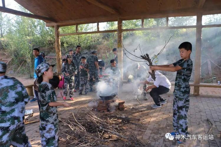 3、青少年户外野炊时不要忘记了安全问题，因为目前国内户外环境不好，所以青少年在野外活动要特别注意安全。