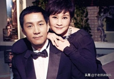 ​58岁冯远征为66岁妻子理发，结婚27年没孩子，依然恩爱如初