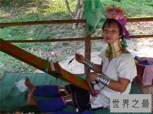 世界上最长颈的女人，脖子长70厘米（美并痛苦着）