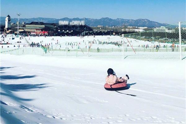 李小璐与甜馨罕见滑雪，甜蜜的笑容仿佛未曾离婚，疑似要复出