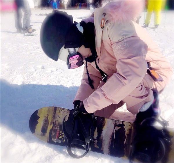 李小璐与甜馨罕见滑雪，甜蜜的笑容仿佛未曾离婚，疑似要复出