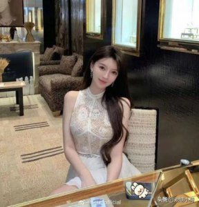 ​32岁摘得金球影后，亚裔脱口秀巨星离婚后竟被指放荡？